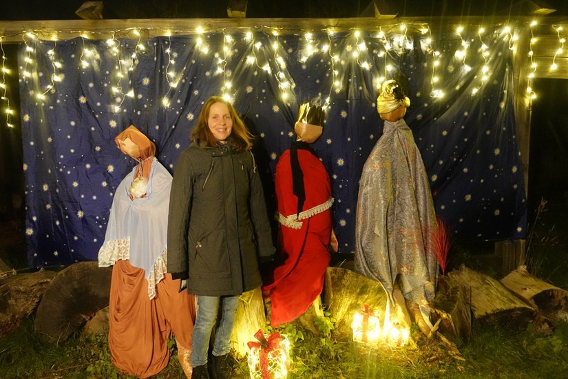 Naemi Binder, die Initiatorin des Weihnachtsgartens, mit den Figuren der Heiligen drei Könige.