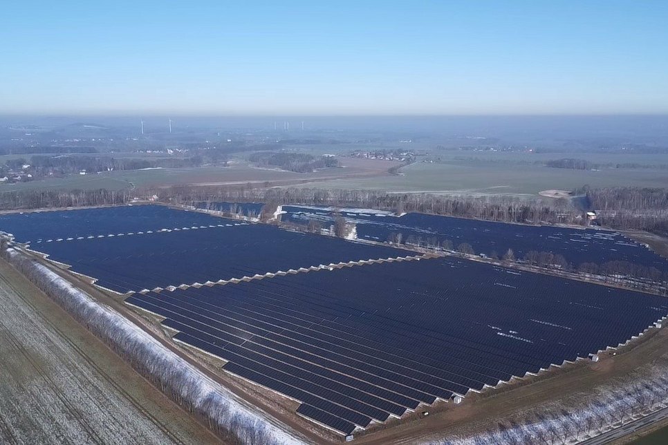 Dieser Solarpark ist so groß wie 50 Fußballfelder und produziert Strom für ungefähr 10.500 Haushalte.