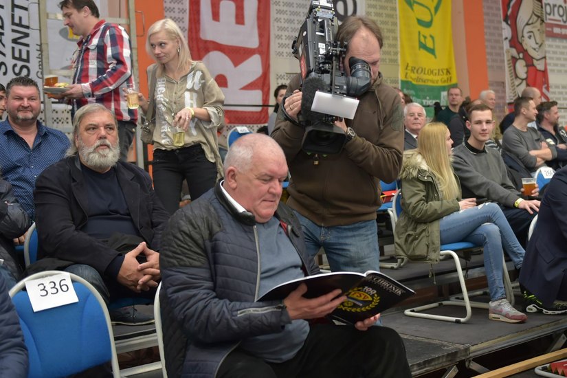 Schiedsrichterlegende Klaus-Dieter Stenzel schaut sich die 100-jährige Chronik des FSV Glückauf an. Eine Kamera des rbb schaut ihm dabei über die Schulter. Foto: Peter Aswendt