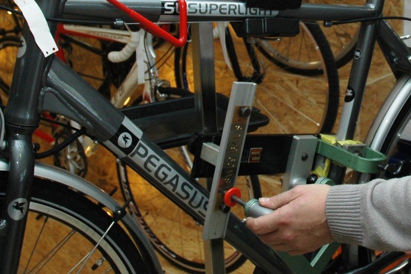 Bei einer Fahrradcodierung bekommt das Zweirad einen individuellen Code, so dass der rechtmäßige Eigentümer eindeutig ermittelt werden kann. Foto: Archiv/Hache