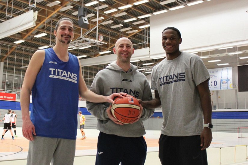 Im Bild von links nach recht: Jeremy Dunbar, Titans-Cheftrainer Liam Flynn und Marqueze Coleman (Foto: PR/Dresden Titans)