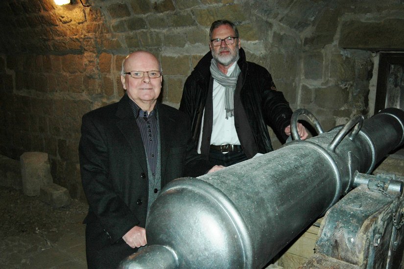 Vereinsvorsitzender Hans-Jürgen Hempel (links) und Gründungsmitglied Olaf Knoll wollen künftig auch jüngere Menschen für die Geschichte der Festung begeistern. Foto: Pohl