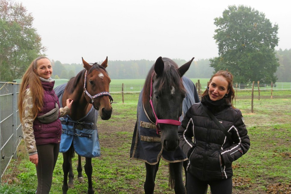 Lisette Hausding (schwarze Jacke) hat ihre ganz eigene Philosophie im Umgang mit Pferden entwickelt. Hier auf diesem Gelände soll ihr Pferdehof schrittweise wachsen. Das freut auch Wegbegleiterin Maria Nagel. Foto: Silke Richter