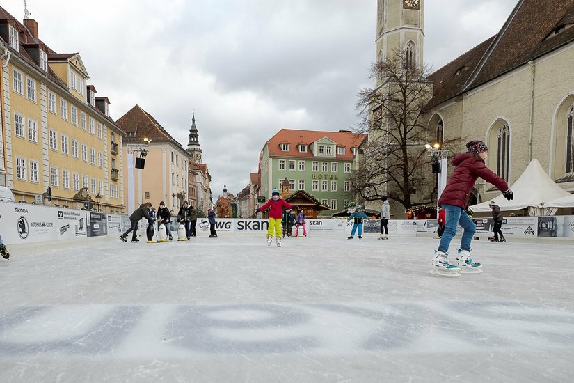 Eislaufen auf dem Obermarkt gibt’s vom 25. November 2022 bis 1. Januar 2023.
