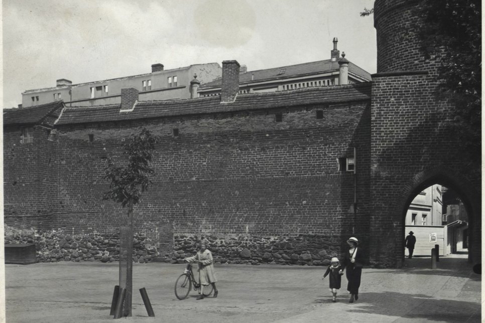 Stadtmauer mit Lindenpforte 1934, im Hintergrund die wegen des Rathausneubaus zum Abriss vorbereiteten Häuser der Mauerstraße. Foto: Stadtarchiv Cottbus