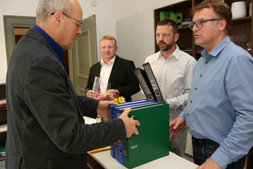Eckhard Lang, seines Zeichens Bürgermeister in Pirna, versprach eine schnelle Prüfung der Unterschriften. Fotos: Daniel Förster