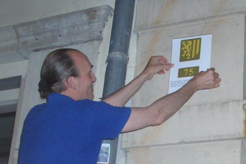 Die Bewohner der Luisenstraße 75 zeichneten sich vergangenes Jahr anlässlich ihres 20. Hoffestes gleich mal selbst mit der Goldenen Hausnummer ein.