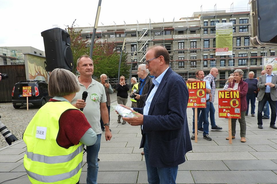 Heidenaus OB Jürgen Opitz (Mitte) nimmt die Petition zum Erhalt des Barockgartens Großsedlitz von Vertretern der BV »IPO Stoppen« in Empfang.
