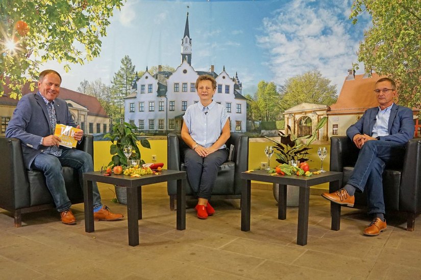 Moderator Matthias Wagner mit Heike Thomas und Jörg Schneider (v.l.n.r.) bei der TV-Aufzeichnung auf Schloss Burgk. Foto: Stadt Freital