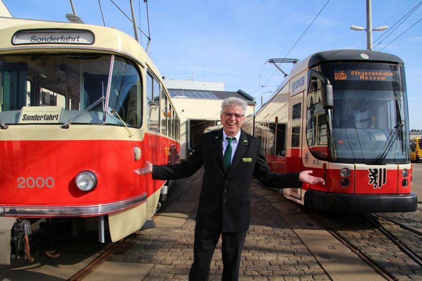 Holger Frenzel vom Dresdner Straßenbahnmuseum präsentiert stolz die erste Dresdner Tatra und den neuen Niederflurwagen im Tatra-Design. Fotos: Schramm