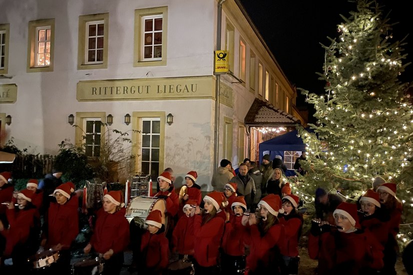 Im vergangenen Jahr besuchten wieder zahlreiche Menschen aus Radeberg und Umgebung den Liegauer Weihnachtsmarkt, der zu den kleinsten in der Region gehört. Foto: privat
