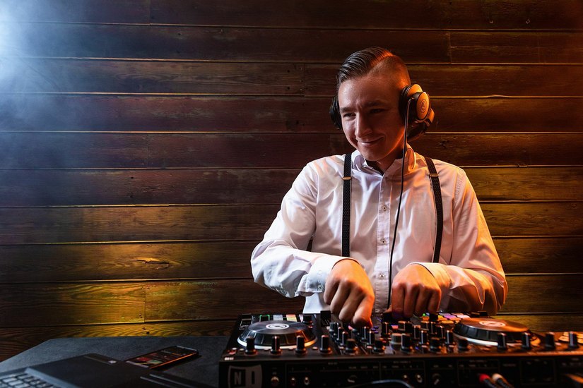 Beim heutigen Livestream am Freitagabend legt unter anderem auch DJ Jannis auf. Foto: Christian Swiekatowski - Studio 2.0