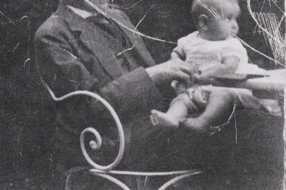Max Grünebaum mit Enkelin Ursula 1917 im Garten der Villa in der Parzellenstraße, heute Sitz von Lausitz TV, Foto: Fam. Sempf