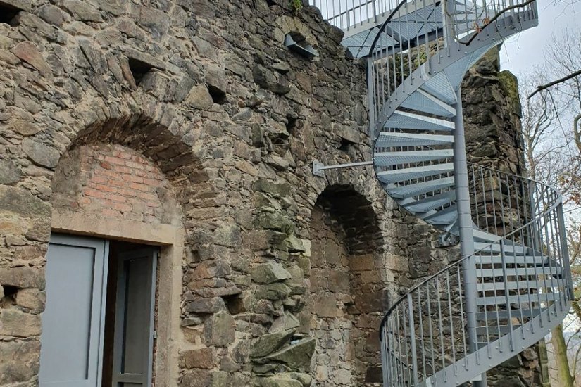 Sanierte Künstliche Ruine Pillnitz mit neuen Aufgang zum Aussichtspunkt