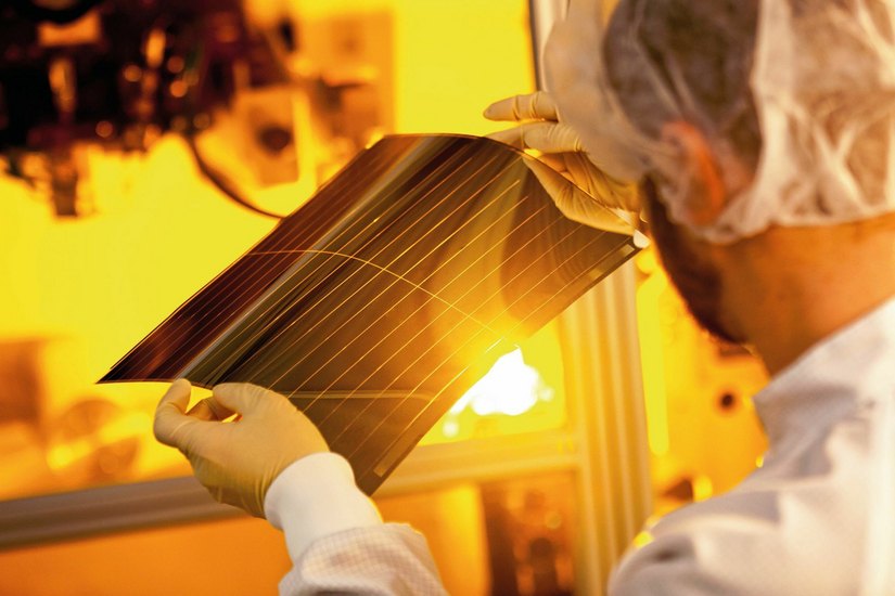 Die hauchdünnen Solarfolien aus der Produktionsanlage wiegen nur 500 g/m² und sind weniger als 1mm dünn. Foto: T. Deussen