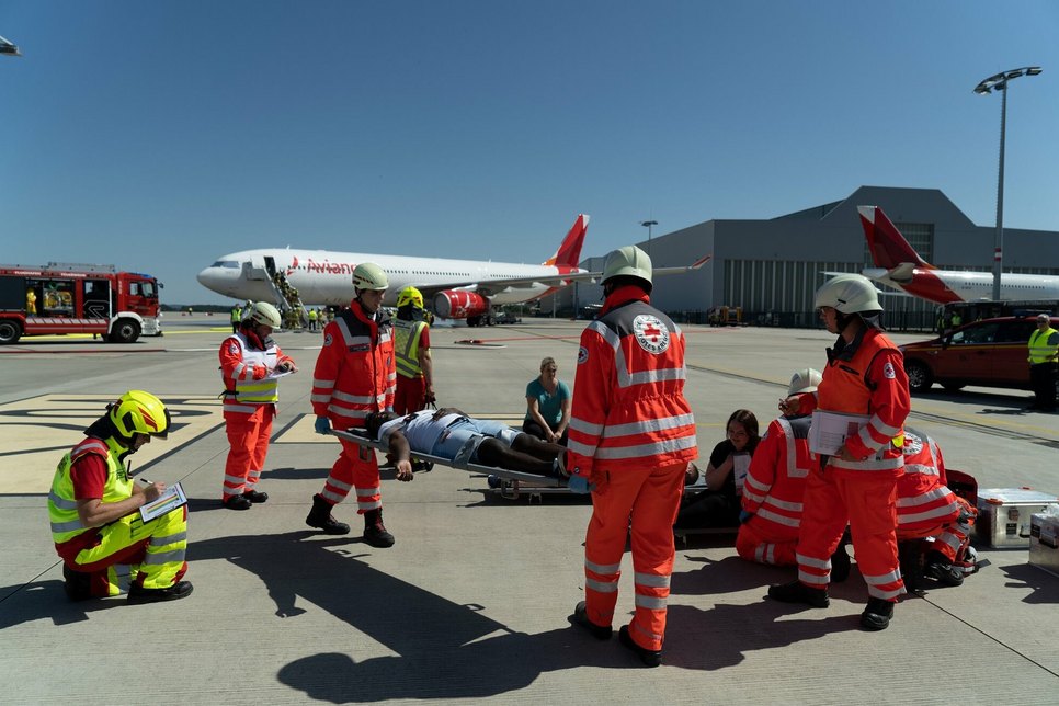 Turnusmäßige Notfallübung am Flughafen Dresden: Rettungskräfte probten gemeinsam den Ernstfall.