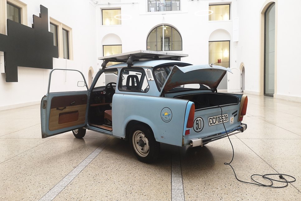 Das zweite »Gespensterauto« – mit Solarzellen auf dem Dach und Skistöcken als Stoßstange – ist im Verkehrsmuseum Dresden zu sehen.