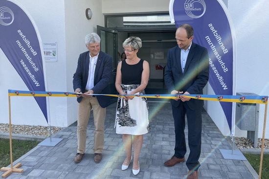 Planer Roland Ladusch, Schulleiterin Petra Weidner und Landrat Stephan Meyer zerschnitten das Band und eröffneten die neue Ausbildungshalle damit offiziell.