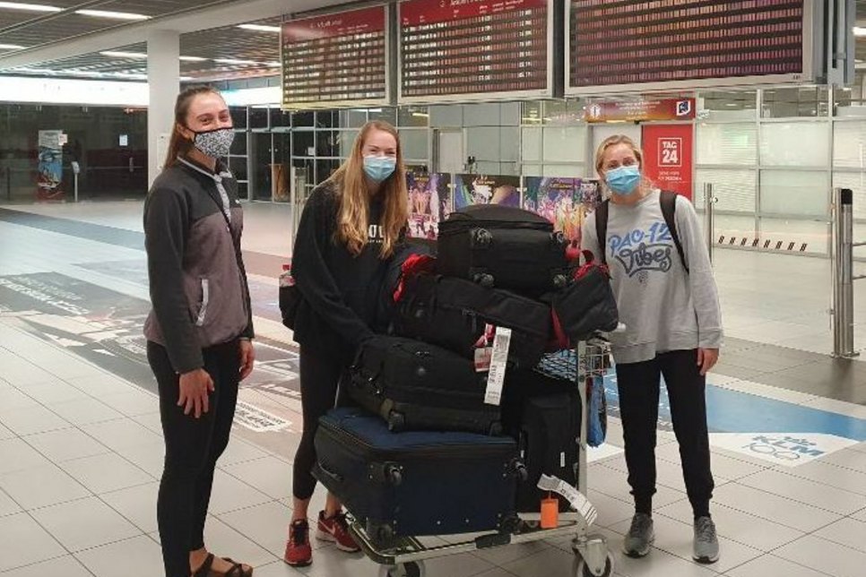 v.li. Madeleine Gates, Jenna Gray und Morgan Hentz bei der Ankunft am Flughafen Dresden. Foto: PR/DSC