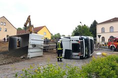 Der LKW war auf einer Baustelle in der Süßmilchstraße umgekippt.
