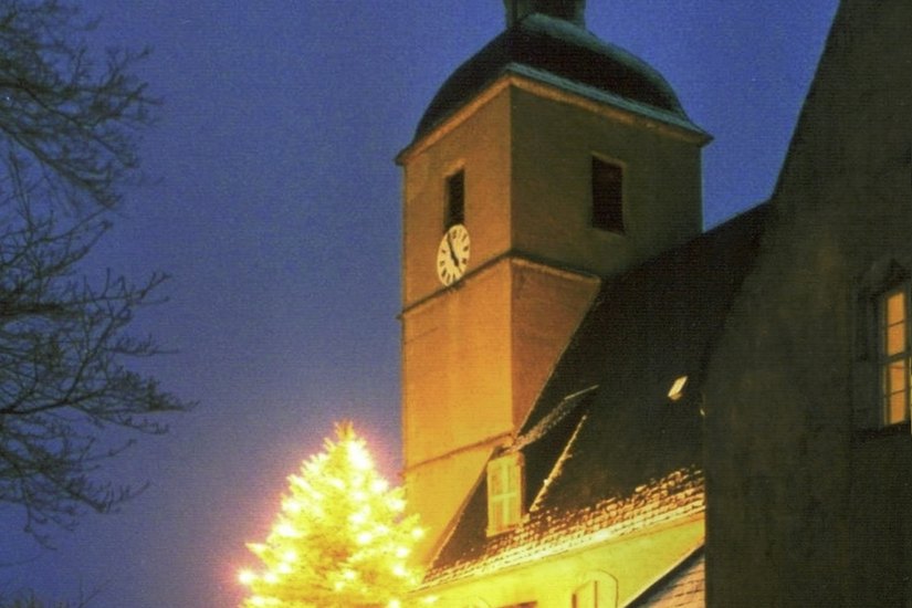 Die Kirchen unserer Region, wie hier in Reinhardtsgrimma, erstrahlen in weihnachtlichem Glanz.     Foto: Archiv