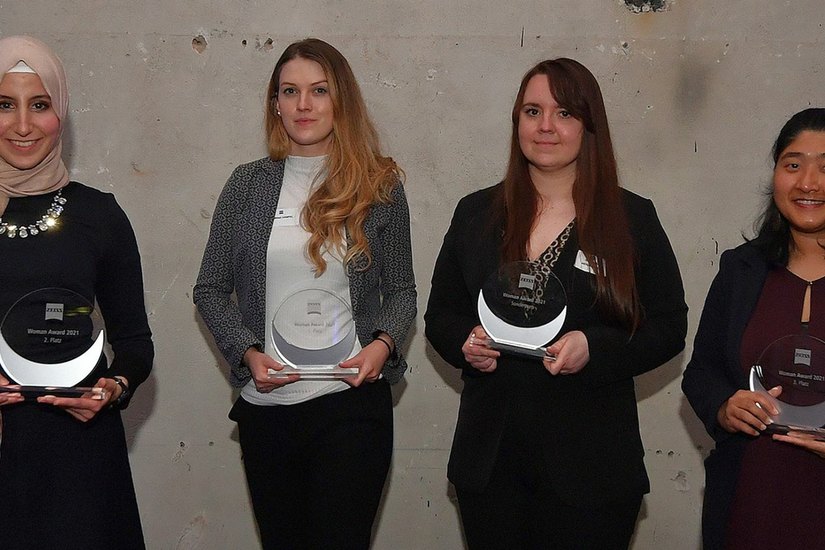 Die vier Preisträgerinnen 2021 (v.l.): Houda El-Messari, Corina Hempel, Sarah-Lee Mendenhall und Drishti Maharjan Foto: Zeiss AG