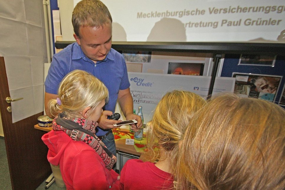 Paul Grünler erklärt während der Kinderuni, wie Versicherungen funktionieren. Foto: Volkssternwarte Riesa