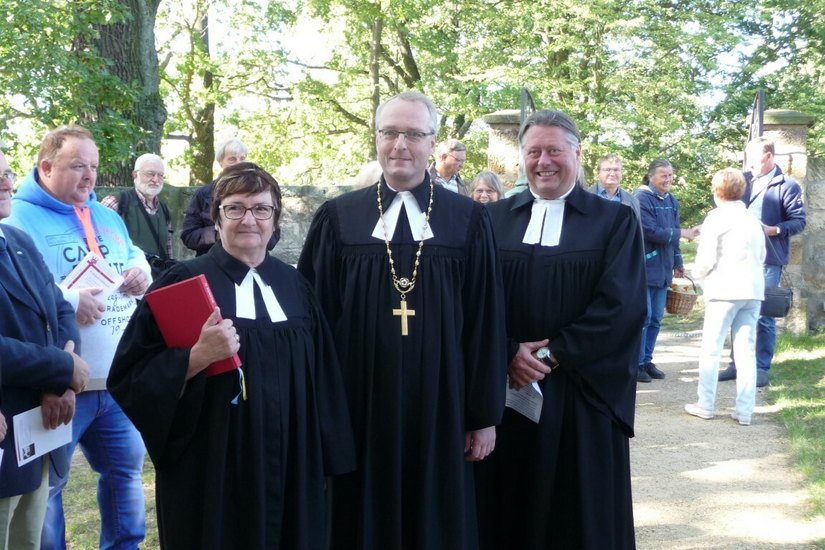 Landesbischof Carsten Rentzing (Mi.) mit Pfarrern der Region bei der feierlichen Kirchenweihe.