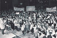 Erst Ende Dezember '89 gab es bei den Cottbuser Demonstrationen Forderungen nach Wiedervereinigung. Foto: Erich Schutt
