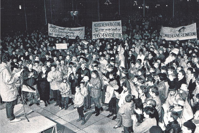 Erst Ende Dezember '89 gab es bei den Cottbuser Demonstrationen Forderungen nach Wiedervereinigung. Foto: Erich Schutt