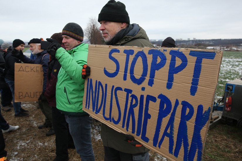 Gegen den geplanten Industriepark Oberelbe regt sich seit Monaten Widerstand. Aus Protest wird am 1. Mai zu einer Menschenkette aufgerufen. Foto: D. Förster