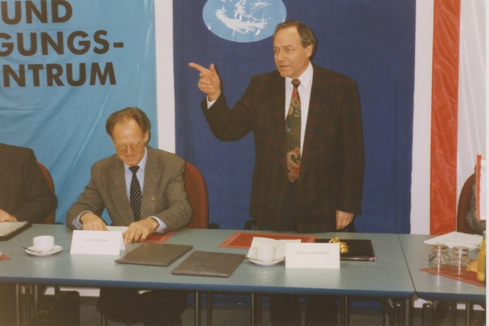 Oberbürgermeister Waldemar Kleinschmidt und Täve Schur 1996 bei der Friedensfahrtvorbereitung.