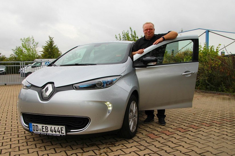 Heiko Gnichwitz mit dem Renault Zoe. Foto: Schramm