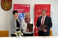 Bürgermeisterin Simone Taubenek und der Direktor der Sparkassen Direktion Forst, Jens Gerards unterzeichneten im Beisein der 31. Rosenkönigin (l.) den Sponsoringvertrag.