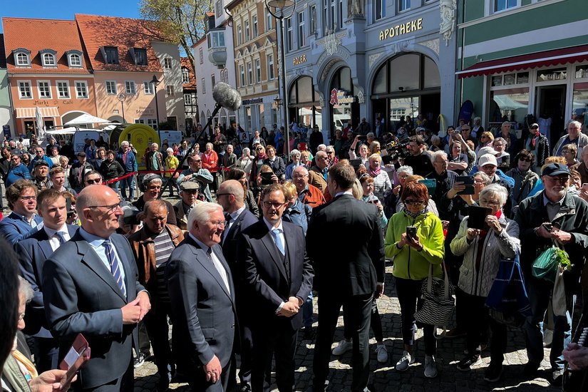 Dietmar Woidke, Ministerpräsident Brandenburg, Frank-Walter-Steinmeier, Bundespräsident und Andreas Pfeiffer, Bürgermeister Senftenberg, treffen vor dem Rathaus ein.