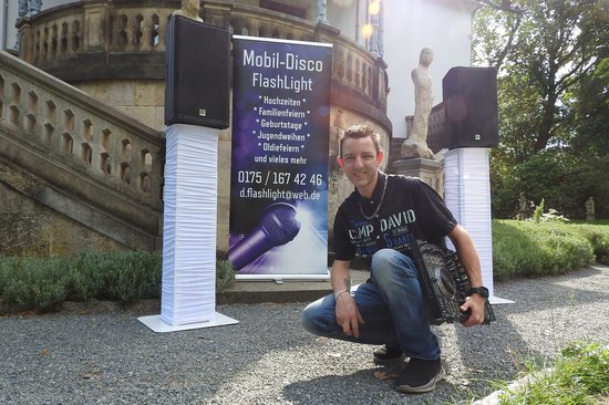 Der Freitaler DJ Chris bringt jede Location, wie hier Schloss Burgk, mit seiner Mobil-Disco Flashlight zum Funkeln.