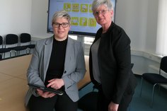 Die Beigeordnete Dr. Romy Reinisch (l.) und Anke Bär, kommissarische Sachgebietsleiterin Fachkräftesicherung präsentieren die neue App »Integreat«.
 Foto: Matthias Stark