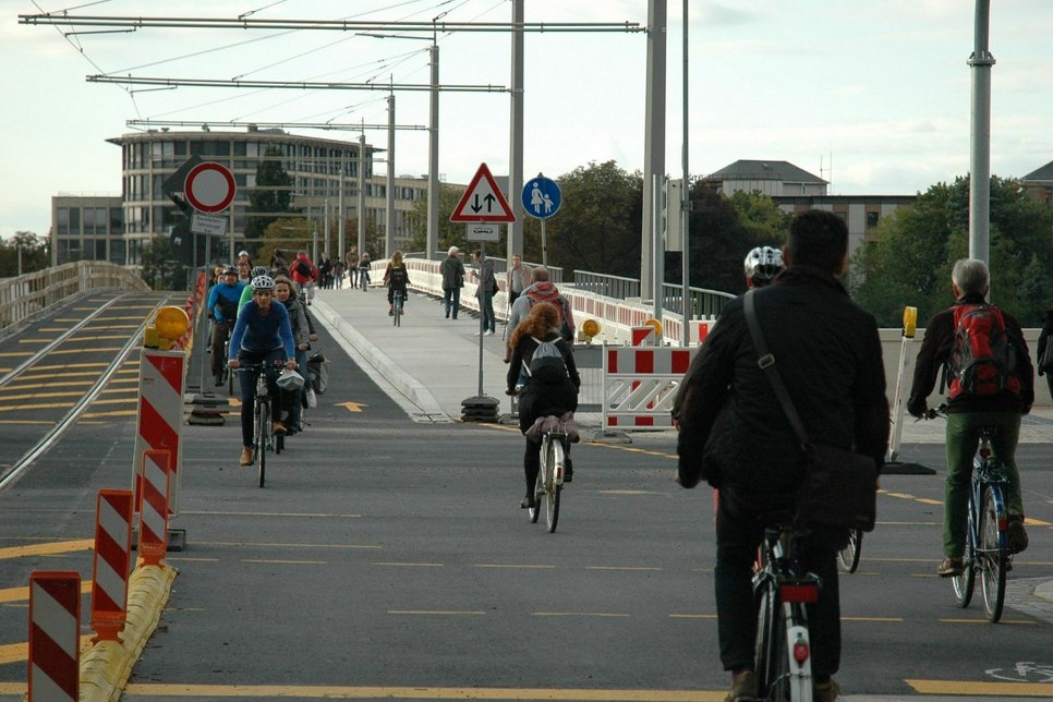 Radfahrer können schon die neue Fahrbahn nutzen, Fußgänger den neuen Radweg. Der Gehweg ist noch gesperrt, da das Geländer noch fehlt.
