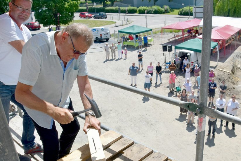 Bauherr Josef Meier beim Einschlagen des symbolischen letzten Nagels in das Bauholz. Foto: Martin Konzag