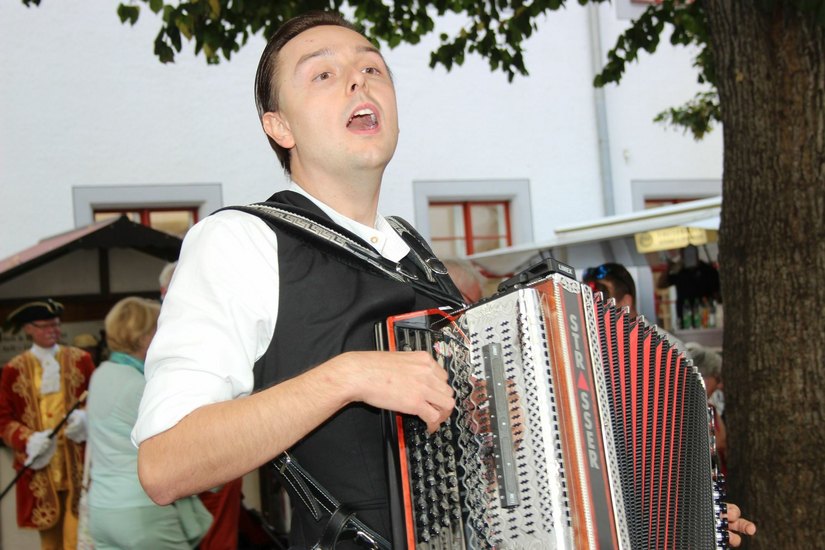 Manuel Meier sorgte mit seiner steirischen Harmonika für ordentlich Stimmung auf dem Schlosshof.
