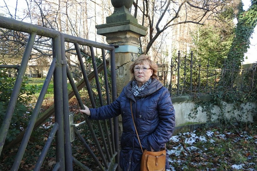 Elfriede Schubert, eine Anwohnerin aus Laubegast, ärgert sich schon lange über den Verfall des denkmalgeschützten Hauses