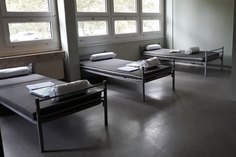 Blick in ein Zimmer einer Gemeinschaftsunterkunft für Flüchtlinge im Landkreis Görlitz.