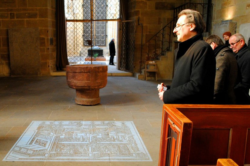 Erscheinung auf Knopfdruck: Dompfarrer Andreas Beuchel neben der Projektion des Heiligenmonuments. Fotos: Eckardt