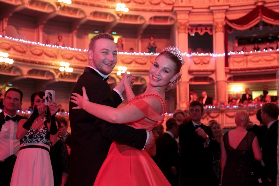 Debütanten – insgesamt 100 Debütantenpaaren hatten auch nach der Eröffnungsgala ihren Spaß und tanzten mit dem Publikum in die Nacht. Foto: D. Förster