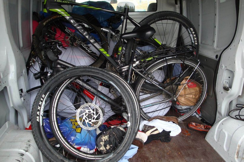 Die geklauten Bikes waren hinter Bettlaken und einer Matratze im Transporter versteckt. Foto: Bundespolizei