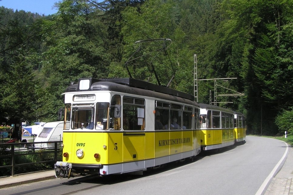Rollstuhlfahrer können ab sofort  die historische Kirnitzschtalbahn nutzen, die einzige Straßenbahn, die durch einen Nationalpark fährt.   Foto: OVPS