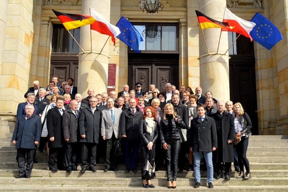 Vor dem polnischen Kulturhaus gab es ein gemeinsames Erinnerungsfoto für die Teilnehmer der gemeinsamen Stadtratssitzung 2017. Foto: Matthias Wehnert