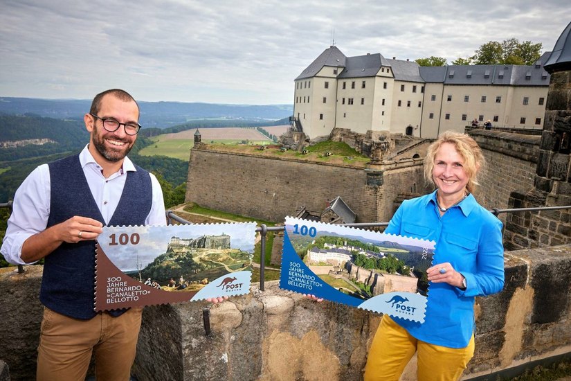 Alexander Hesse von PostModern übergibt auf der Festung Königstein symbolisch Schaubriefmarken an Kerstin Keil (Marketingleiterin Festung Königstein).