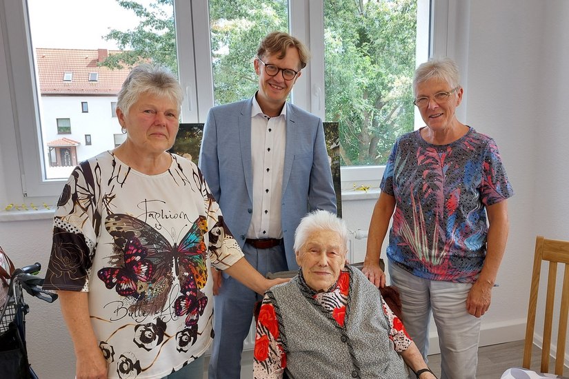 Senftenbergs Bürgermeister Andreas Pfeiffer gratuliert die Senftenbergerin Ursula Bergmann zum 100. Geburtstag.