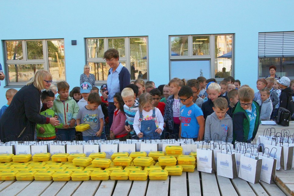 Die Kinder der Arita-Grundschue und der Questenberg-Grundschule erhalten ihr gesundes Frühstück von Judith Faller-Moog. Foto: Farrar